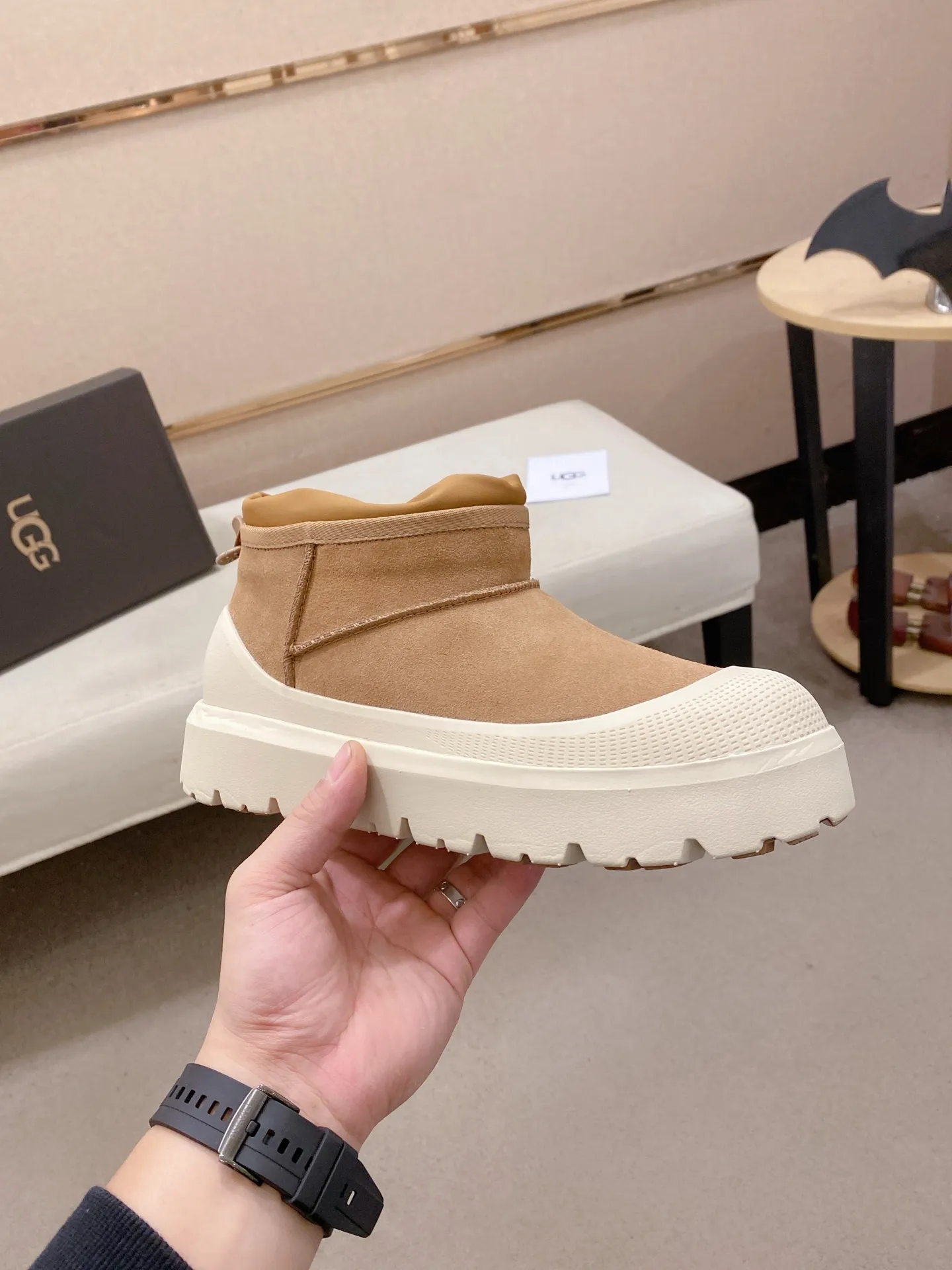 Factory price: 500💰Couple model💏 Same style as Wang Yibo, North American men's shoes Ugg ☃️In the special sale of new high-quality men's shoes snow boots in autumn and winter, the nemesis of extreme cold weather! Made of cowhide leather, merino wool lining, and original outsole, whether driving, outdoor or daily wear, there is always one that suits you! Male and female size: 35-46.